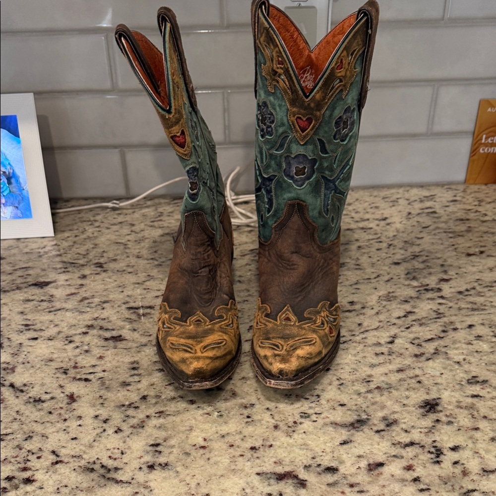 Dan Post women's size 7 Embroidered Western Cowboy Boots
